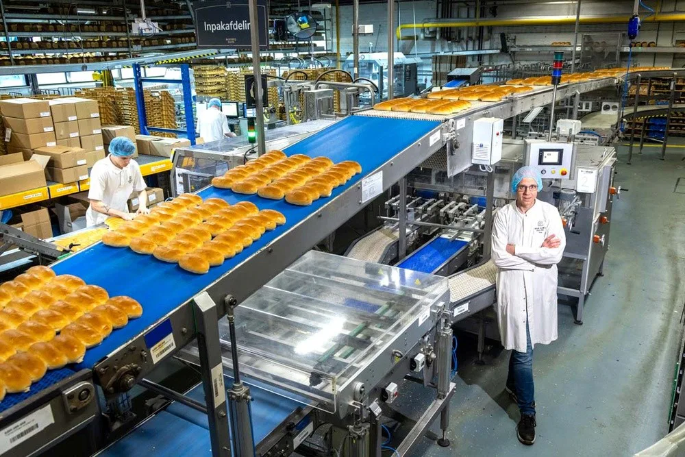 Klaas Fuite bij een productielijn in Apeldoorn. De inboedel wordt geveild. Foto: Troostwijk