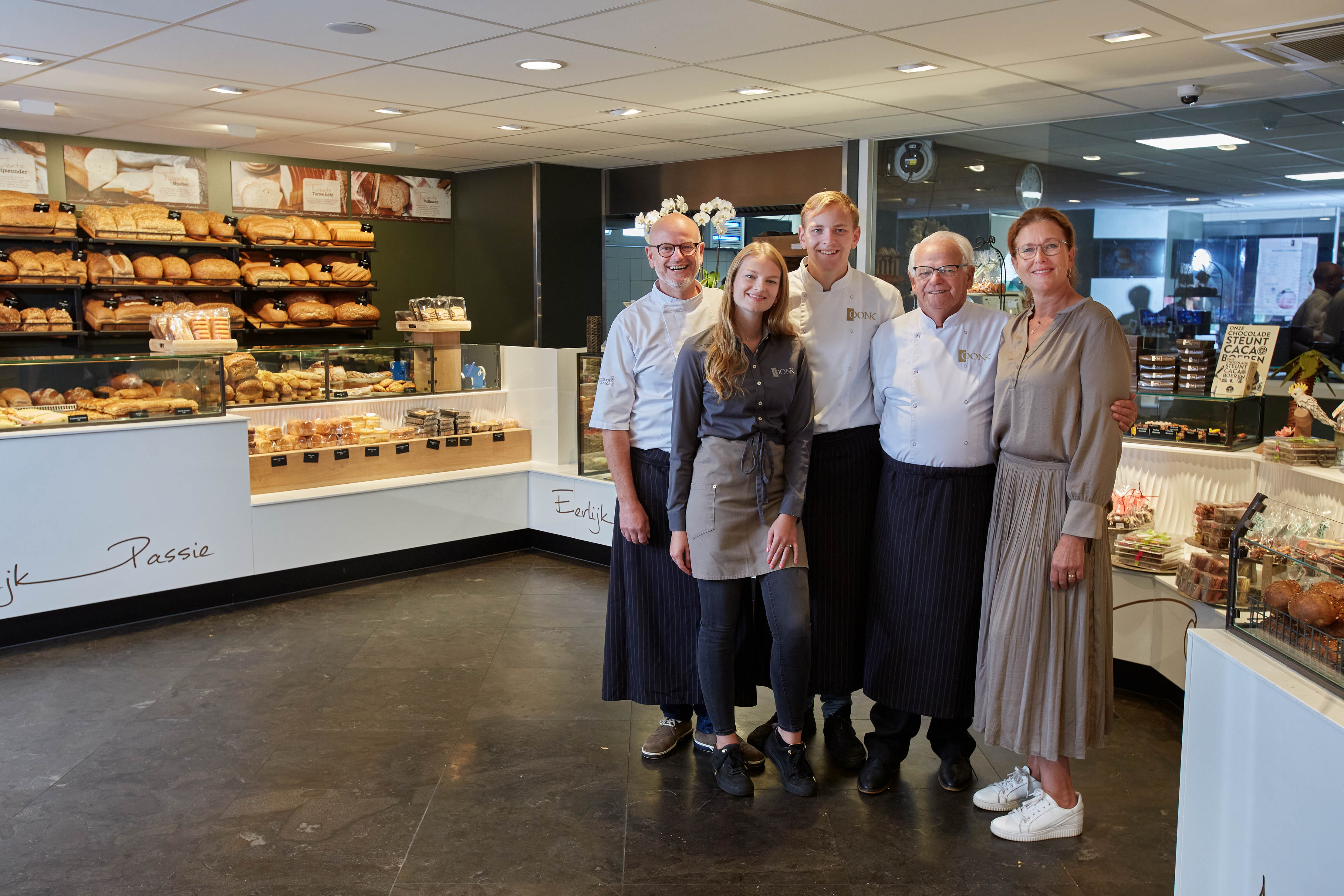 Marc, Merle, Sem, Gerard en Remien Oonk in hun bakkerij.